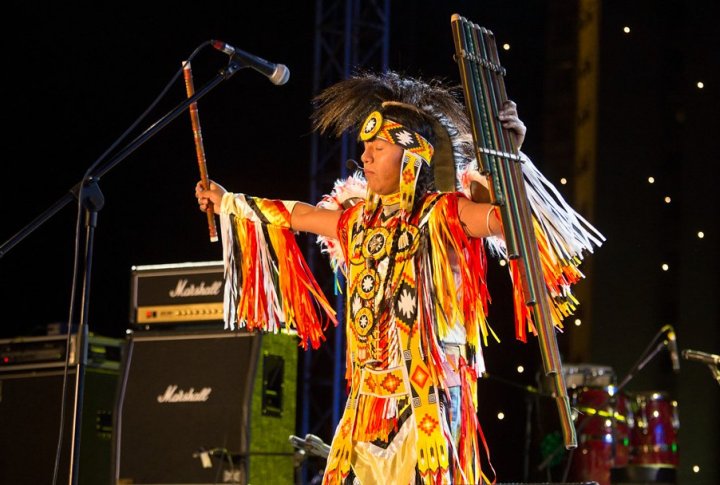 Группа  Yaric-Ecuador поразила красочным нарядом и уникальными музыкальными инструментами. ©Ярослав Радловский