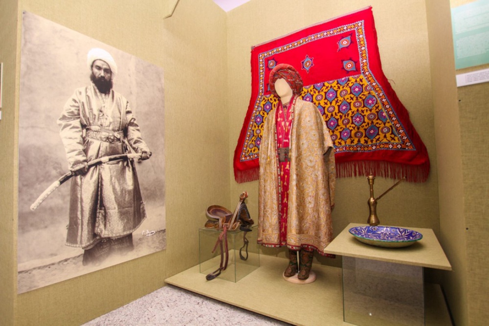 В экспозиции более 400 предметов: инструменты и станки, костюмы, предметы интерьера, убранство верховых и вьючных животных, образцы тканей, ковры и вышивки, атрибуты свадебного ритуала, предметы исламского культа.