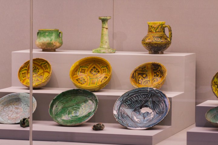 В экспозиции зала древней и средневековой истории представлены предметы из других стран, найденные на месте средневековых городов Казахстана.