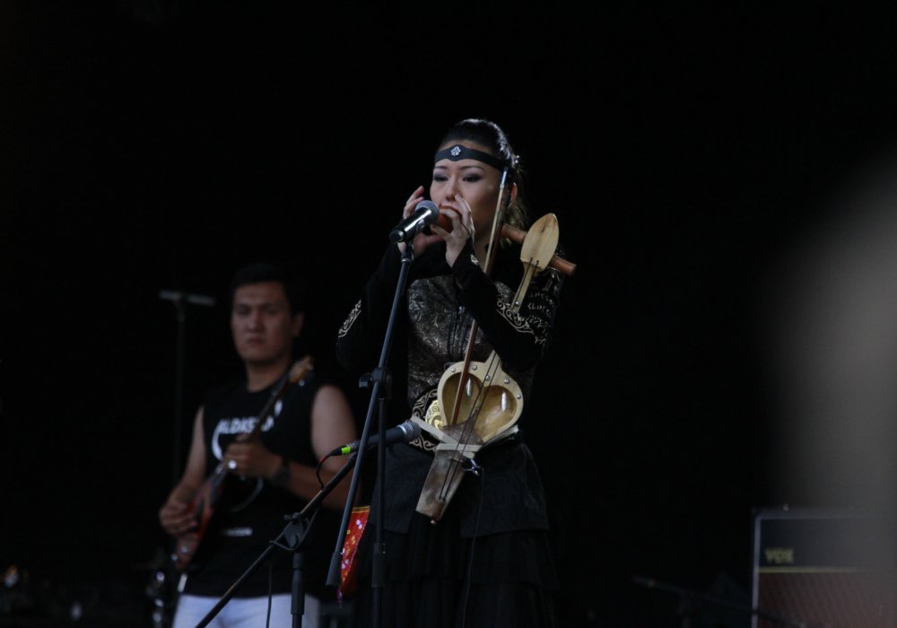 Затем на сцене фестиваля дебютировала молодая казахстанская группа "Аркайым". ©Николай Колесников