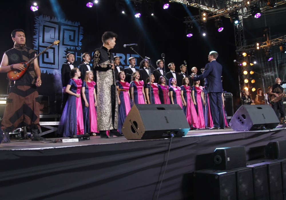 Второй день фестиваля начался с исполнения композиции "Отан Ана" в память о выдающемся музыканте Батырхане Шукенове. ©Николай Колесников