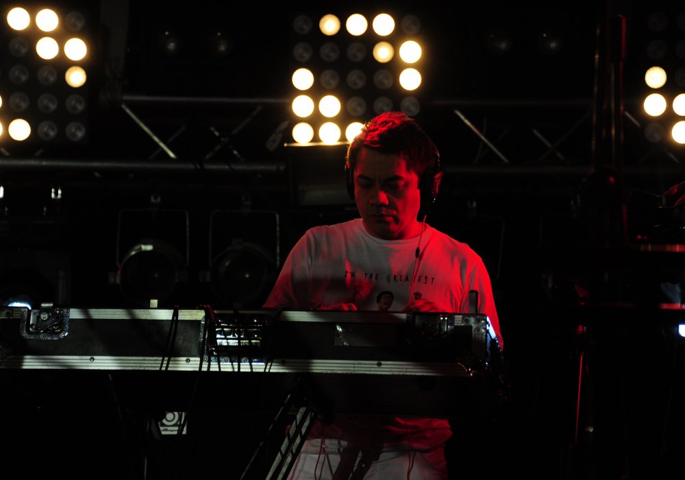 А вот в полумраке притаился известный казахстанский DJ Нариман Исенов.