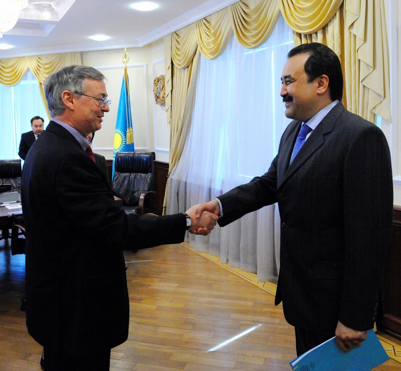 Карим Масимов (справа). Встреча с миссией МВФ. Фото с сайта flikr.com