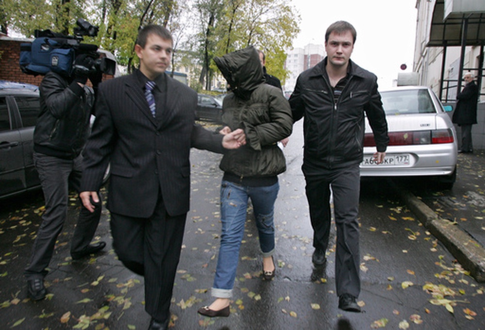 Антонина Бабосюк (в центре) во время ареста. ©РИА Новости