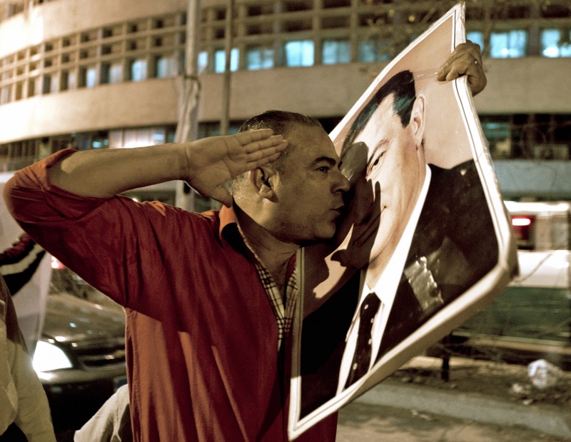Сторонник Хосни Мубарак держит его портрет. ©REUTERS/Youssef Boudlal