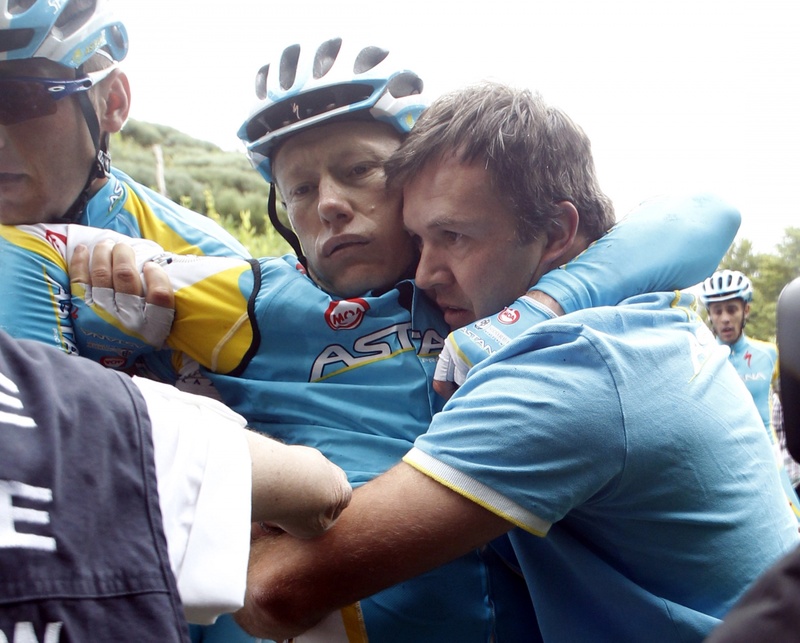 Команда оказывает помощь Александру Винокурову сразу после аварии. ©REUTERS/Stefano Rellandini