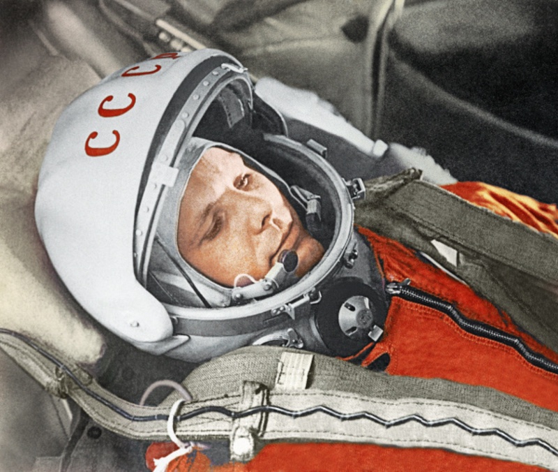 Юрий Гагарин в кабине космического корабля “Восток” во время первого в мире орбитального космического полета 12 апреля 1961 года. ©РИА Новости