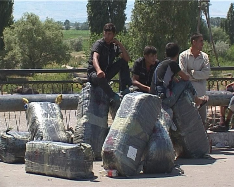 Носильщики работают на границе. ©tengrinews.kz