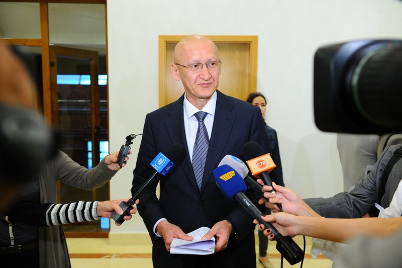Министр финансов Казахстана Болат Жамишев общается с прессой. Фото с сайта flickr.com