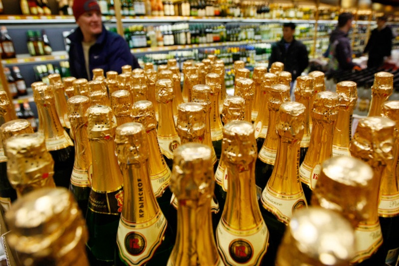 Шампанские вина в супермаркете. Фото ©РИА НОВОСТИ