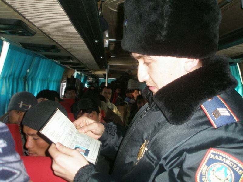 Сотрудник миграционной полиции проверяет документы. Фото МВД РК©