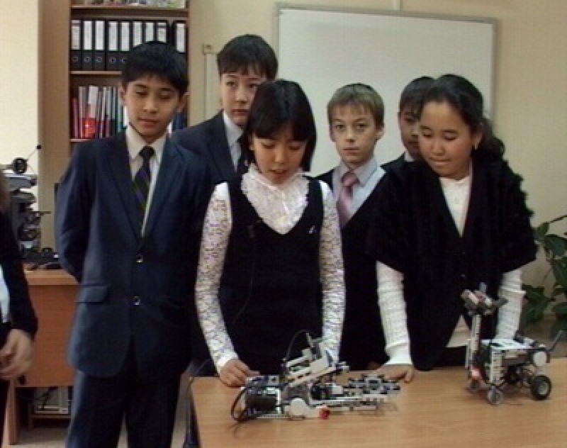 Ученики интеллектуальной школы Семея на курсе робототехники. Фото с сайта megapolis.kz