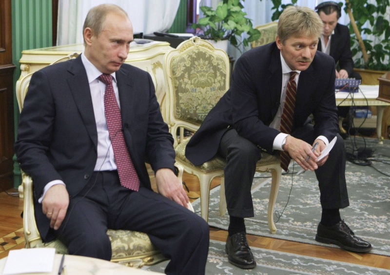 Премьер-министр России Владимир Путин и его пресс-секретарь Дмитрий Песков. Фото РИА Новости