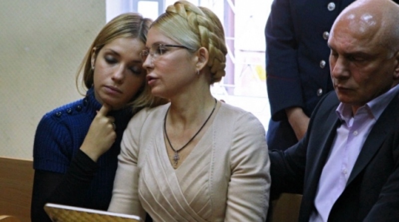 Экс-премьер Украины Юлия Тимошенко (в центре) с дочерью Евгенией (слева) и супругом и защитником в суде Александром Тимошенко (справа) в Печерском районном суде Киева. Фото ©РИА НОВОСТИ