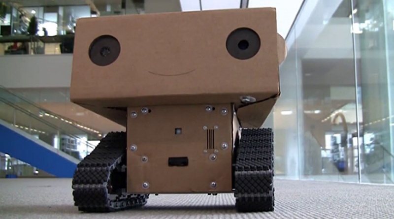 Робот-журналист Boxie, сконструированный Александром Ребеном из группы Media Lab Массачусетского технологического института. Фото с сайта youtube.com