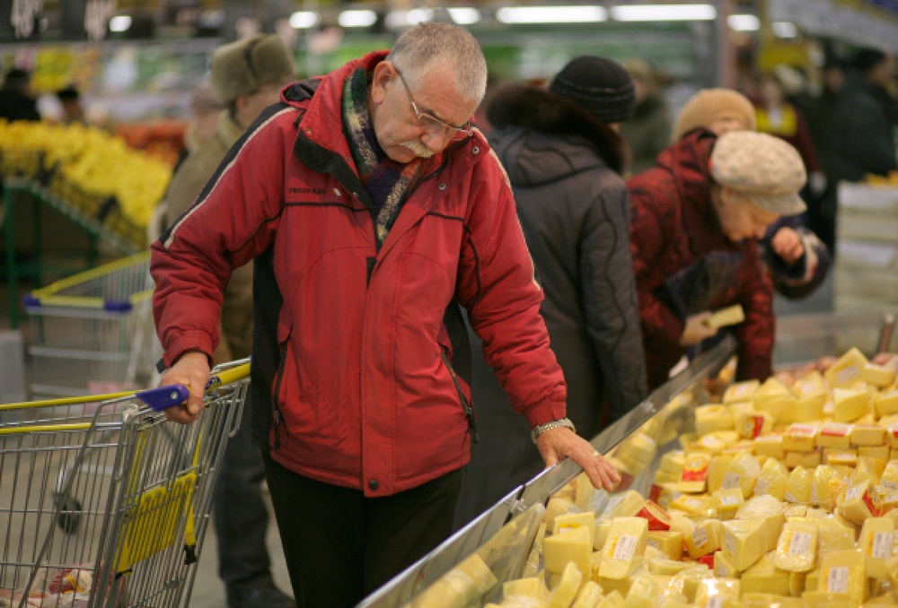 Покупатели у прилавка с сырами. Фото РИА Новости©