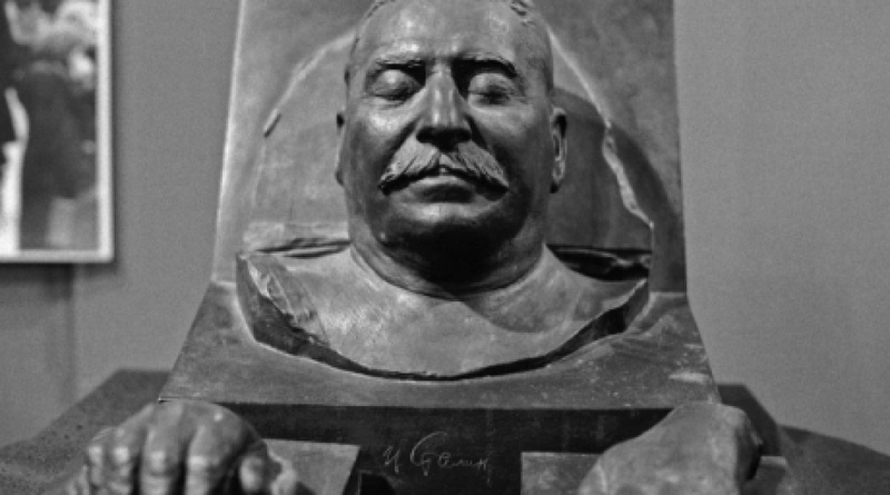 Посмертная маска и слепки рук Сталина. Скульптор Матвей Манизер. Фото ©РИА НОВОСТИ