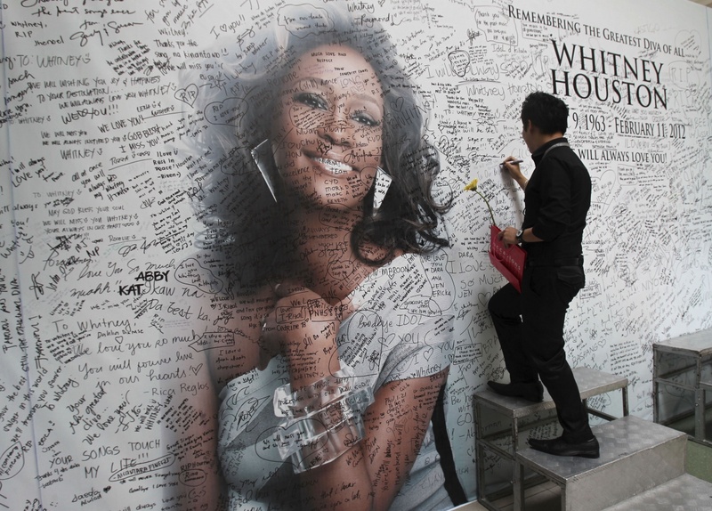 Фанаты расписывают стену памяти Уитни Хьюстон. Фото REUTERS/Romeo Ranoco©