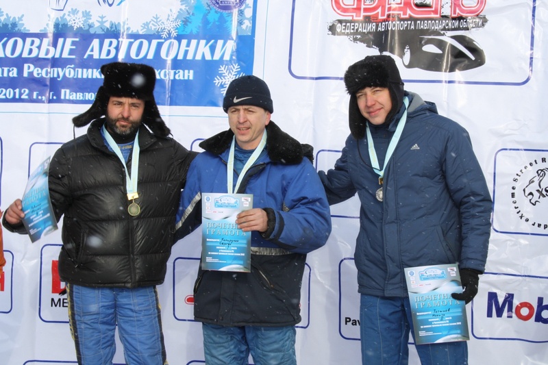 Победители зимних трековых гонок в Павлодаре. Фото Роман Чепрасов