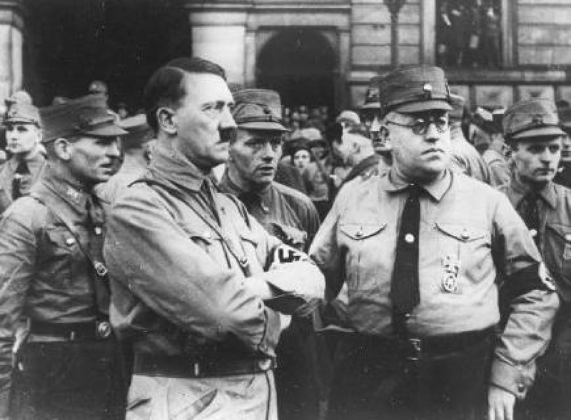 Адольф Гитлер (слева). Фото с сайта ceskenoviny.cz