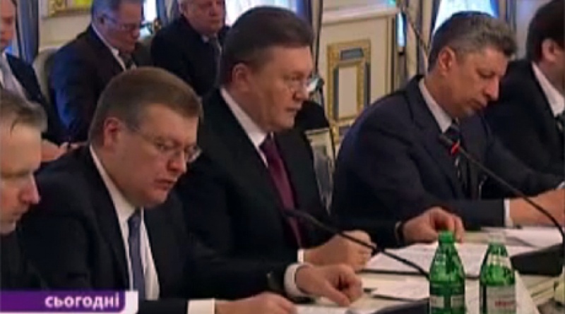 Президент Украины Виктор Янукович (в центре). Кадр видео с сайта youtube.com