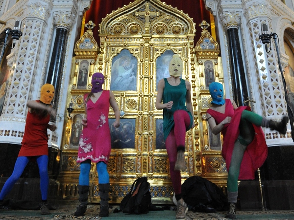 Pussy Riot в храме Христа Спасителя. Фото с сайта blog.imhonet.ru