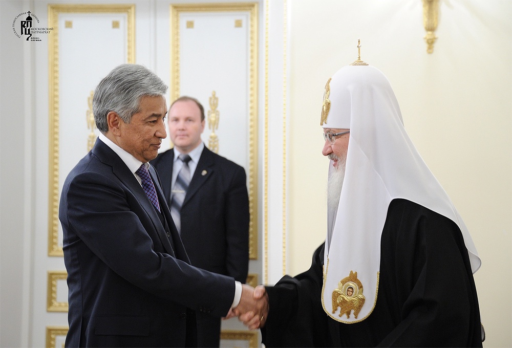 Имангали Тасмагамбетов приветствует Патриарха Кирилла. Фото: С. Власов