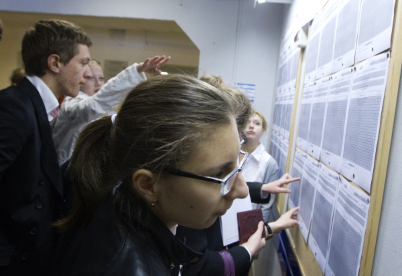 Учащиеся смотрят результаты экзамена. Фото ©РИА НОВОСТИ
