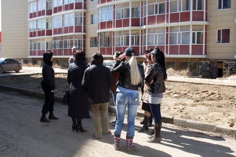Жители домов №5 и 6 боятся возвращаться в свои квартиры. Фото Ренат Ташкинбаев©