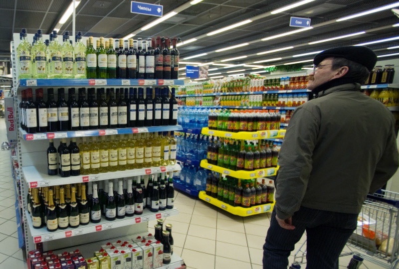 Покупатель выбирает алкогольные напитки в одном из супермаркетов. Фото РИА Новости©