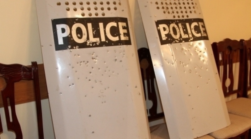  Полицейские щиты со следами от выстрелов. Фото Максим Попов©