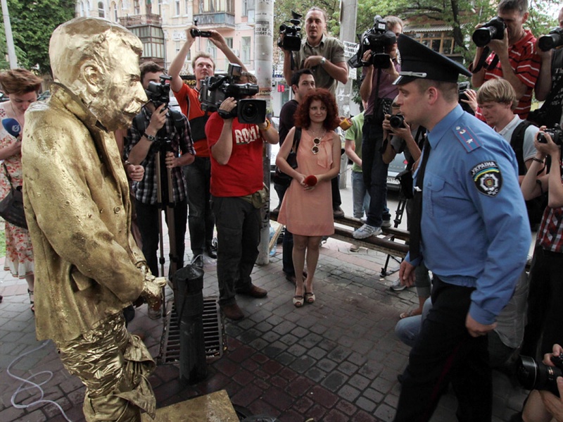 Скульптура Сталина, установленная в Киеве активистами право-радикальной организации "Братство". Фото РИА Новости