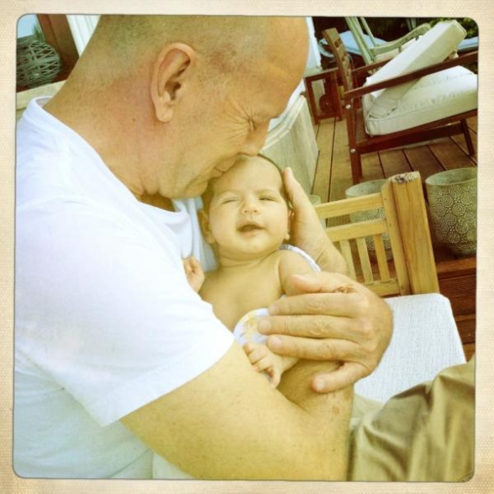 Брюс Уиллис с дочерью. Фото со страницы Эммы Хемминг в Twitter