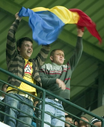 Молодые люди с флагом Молдовы. Фото ©REUTERS