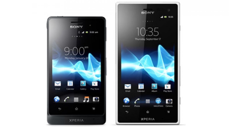 Cмартфоны Sony Xperia go и Xperia acro S в водонепроницаемом корпусе. Фото с сайта sony.com