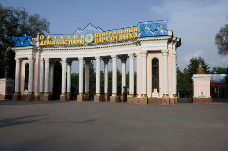 Вход в Центральный парк имени Горького в Алматы. Фото с сайта panoramio.com