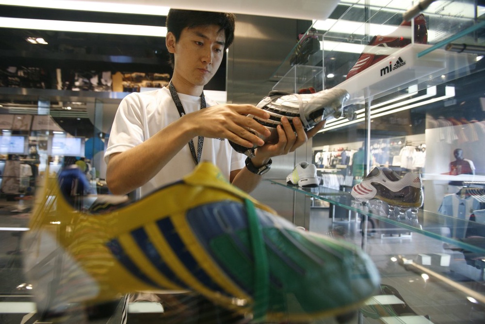Продукция Adidas на прилавке магазина в Пекине. Фото ©REUTERS