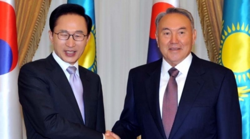 Президент Казахстана Нурсултан Назарбаев и Президент Южной Кореи Ли Мен Бак (слева). Фото с сайта akorda.kz