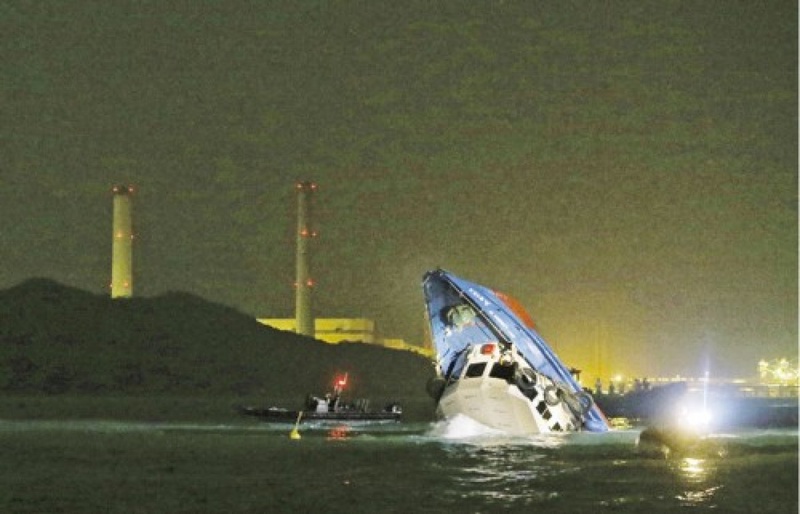 Тонущий прогулочный катер у берегов Гонконга. Фото с сайта chinareviewnews.com