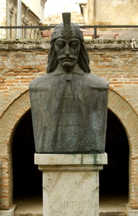 Статуя румынского тирана Влада Тепеса, прообраза графа Дракулы, героя одноименного романа Брэма Стокера (Бухарест).