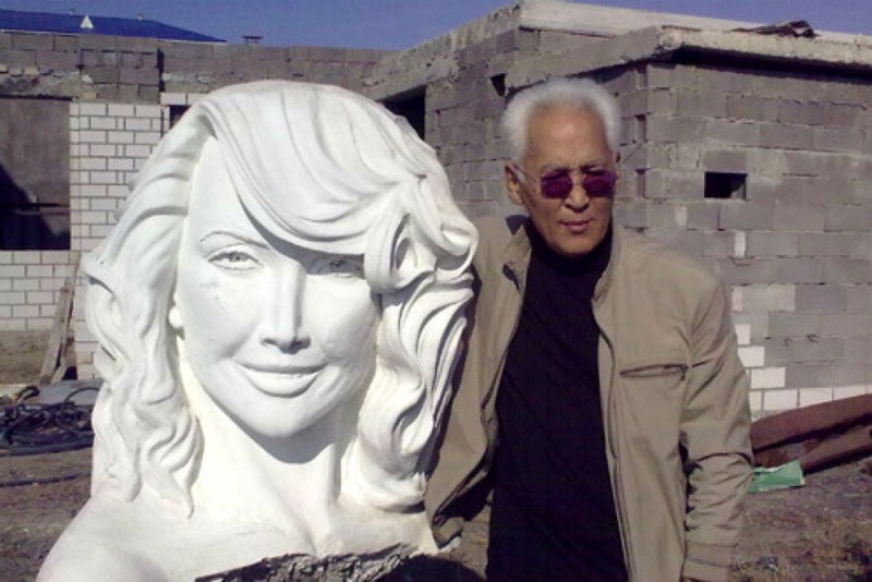 Гамал Сагиденов рядом с фрагментом скульптуры Жанне Фриске. Фото с сайта kp.ru 