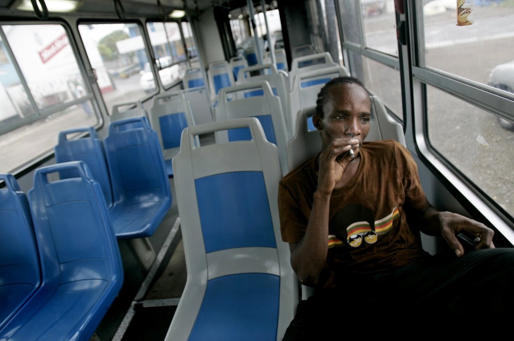 Пассажир автобуса на Ямайке. Фото REUTERS/Carlos Barria©