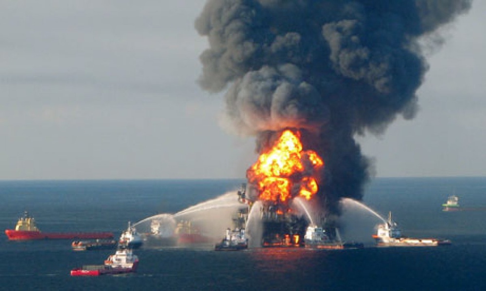 Взрыв на нефтяной платформе Deepwater Horizon в Мексиканском заливе. Фото с сайта guardian.co.uk