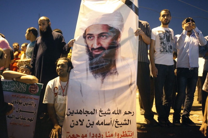 Демонстранты с плакатом на котором изображен Усама Бен Ладен. Фото REUTERS/Asmaa Waguih©