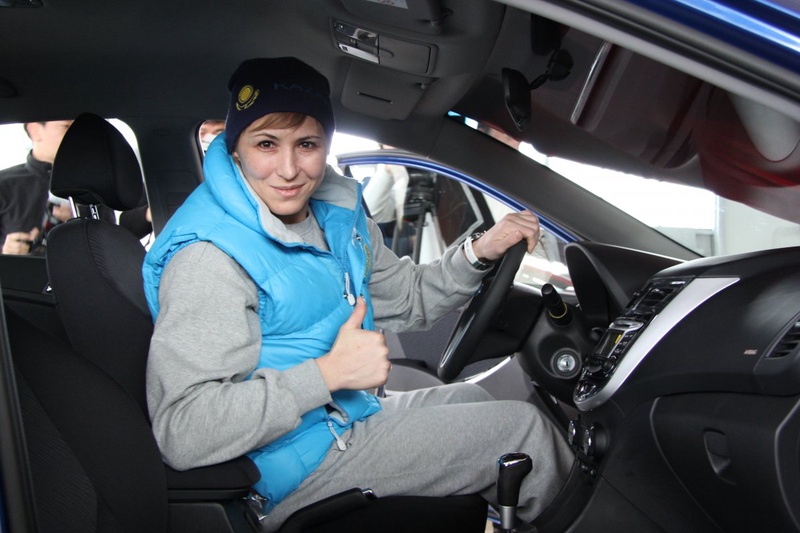 Гюзель Манюрова за рулем нового автомобиля. Фото ©Дмитрий Хегай