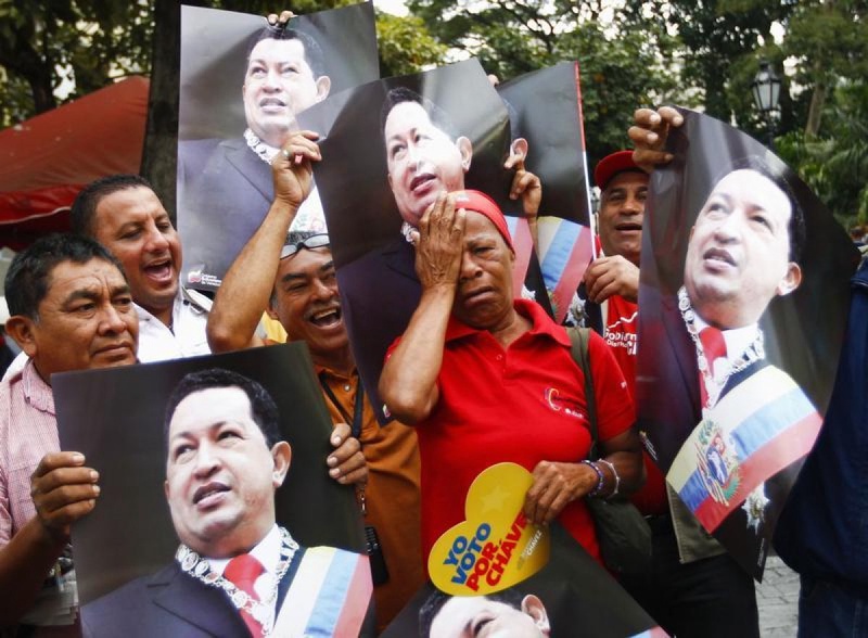 Плакаты с изображением Уго Чавеса в руках митингующих. Фото ©REUTERS