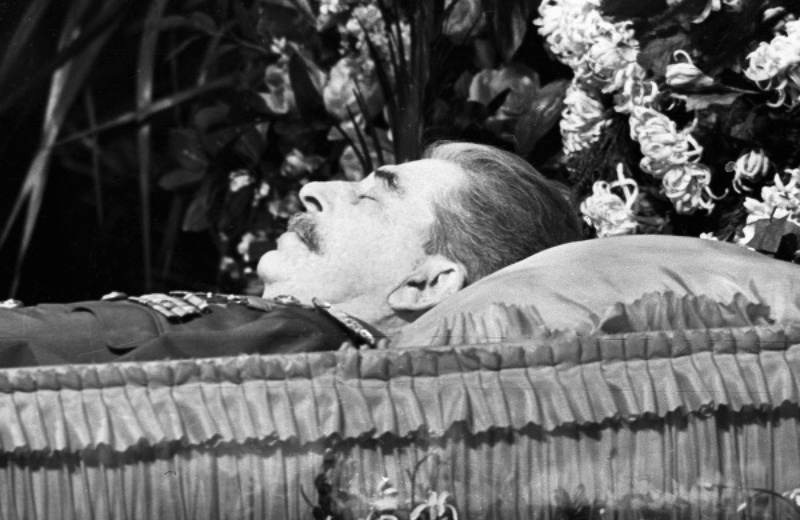 И. В. Сталин в гробу. Фото ©РИА Новости