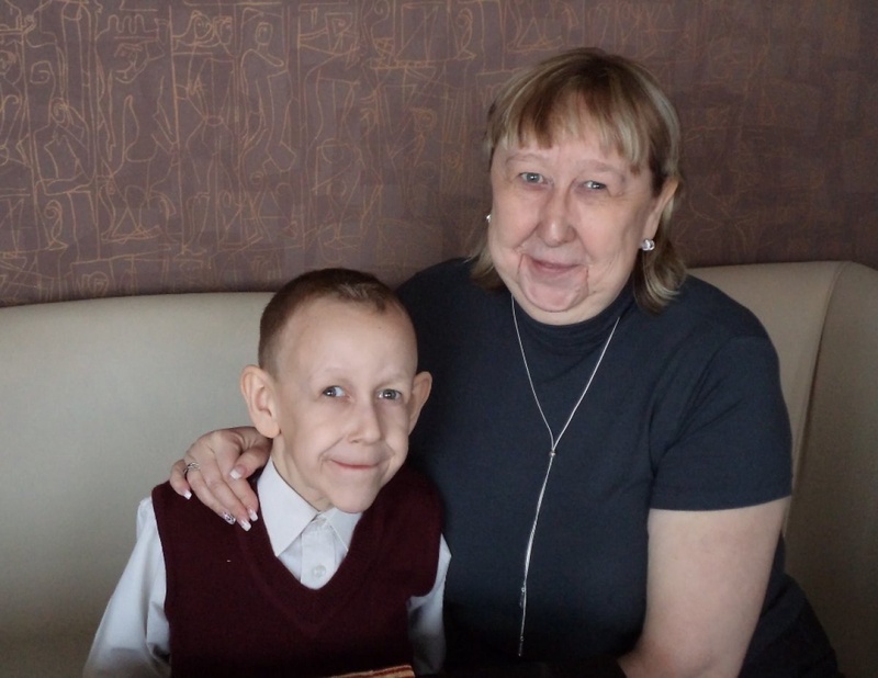 Кирилл Алькаев с мамой. Фото yk-news.kz