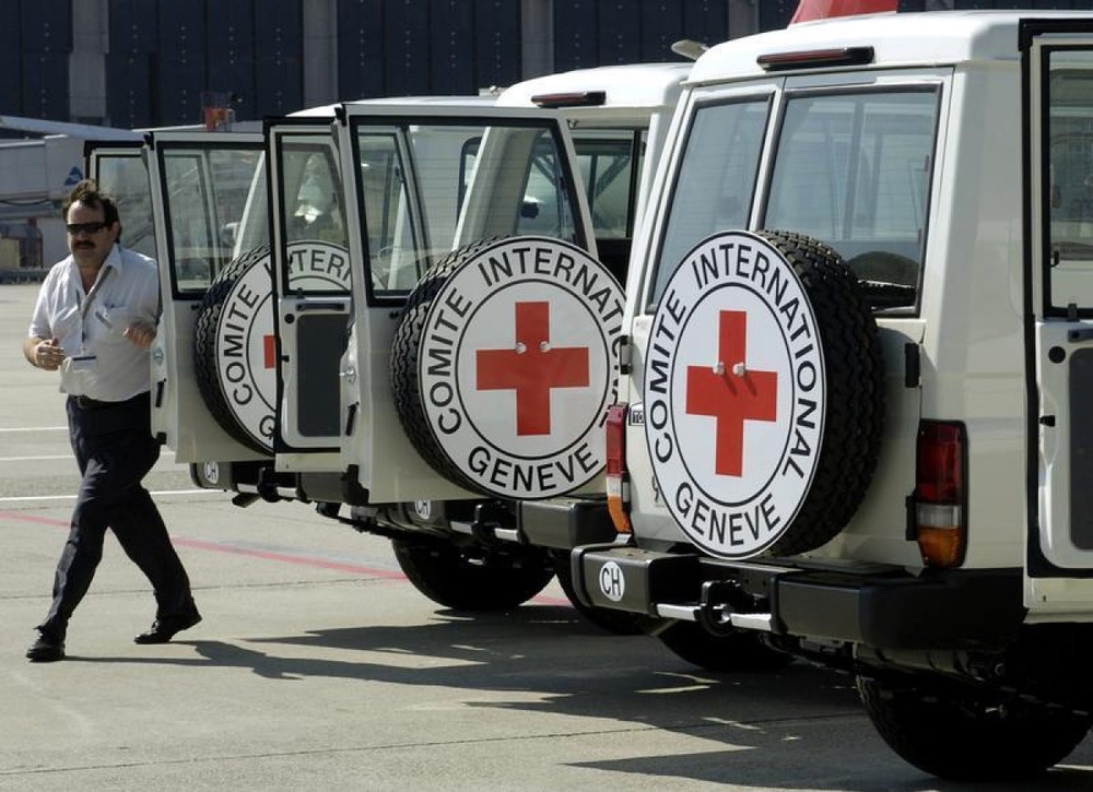 Автомобили с символикой Международного комитета Красного Креста. Фото REUTERS/Denis Balibouse©