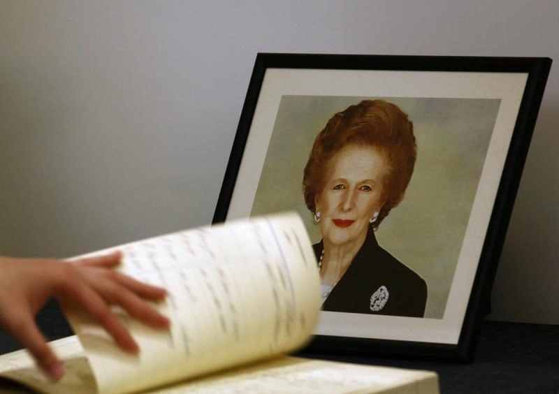 Книга памяти рядом с портретом Маргарет Тэтчер. Фото REUTERS©